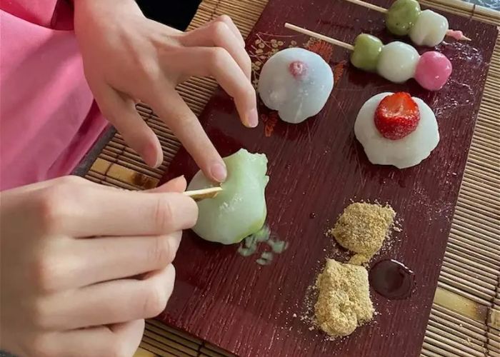 Someone is adding the finishing touches to mochi in a Tokyo mochi-making class.
